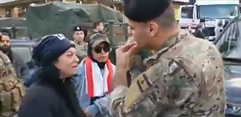 بالفيديو/ المشهد الأقوى بين عسكري في الجيش وسيدة في جل الديب