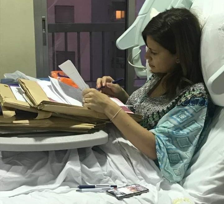 صورة لافتة للوزيرة بستاني...تتابع عملها من على سرير المستشفى بعد 48 ساعة على الولادة!