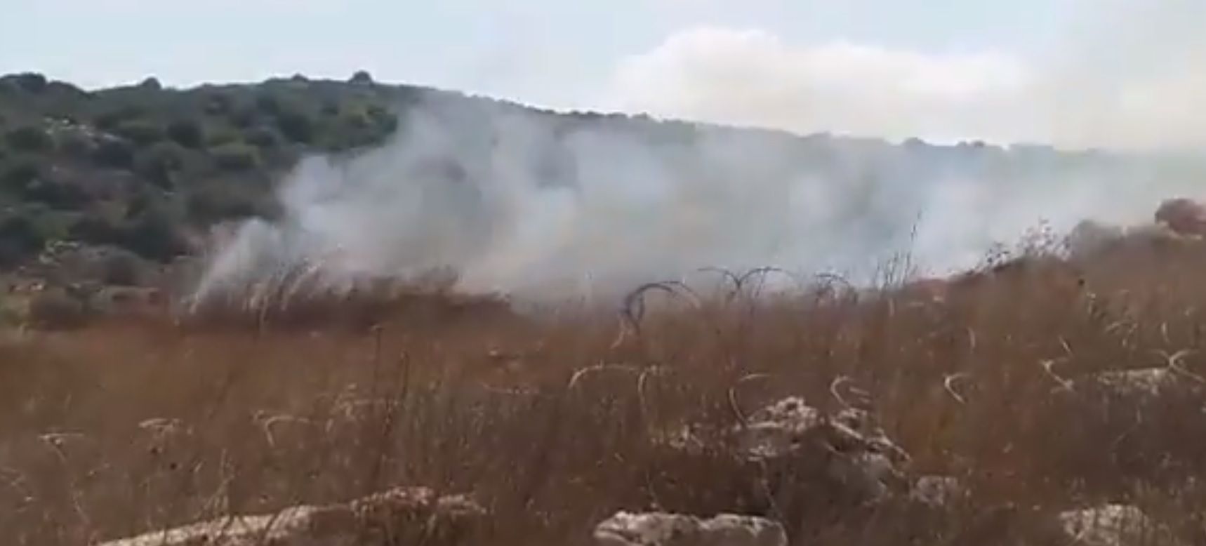 بالفيديو/ احدى دبابات الميركافا التي تخطت السياج التقني شرقي ميس الجبل ألقت قنبلة فوسفورية اثناء انسحابها ادت إلى إشعال حريق كبير في المنطقة 
