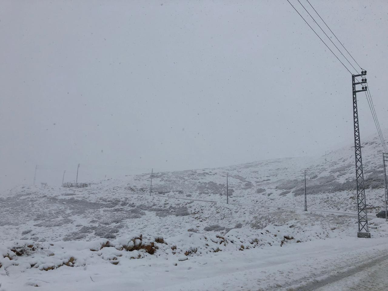 بالصورة والفيديو/ طريق عيون السيمان - حدث بعلبك مقطوعة بسبب تراكم الثلوج!