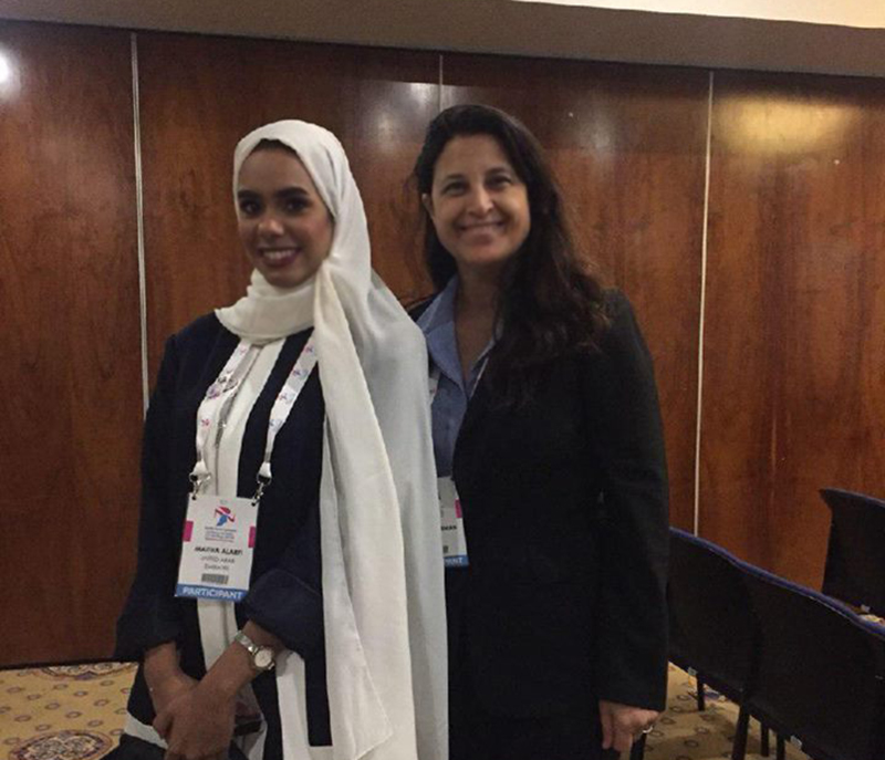 تطبيع في مؤتمر دولي...صورة تجمع ممثلة الإحتلال الإسرائيلي وممثلة أبو ظبي