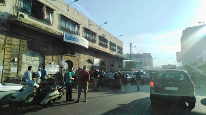 محتجون أقفلوا المؤسسات العامة والدوائر الرسمية والمصارف في طرابلس وطلبوا من الموظفين مغادرة مكاتبهم
