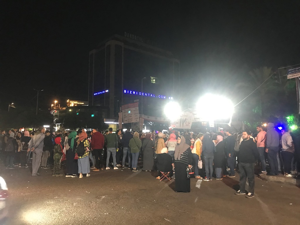 الوكالة الوطنية: تجمع لعدد من المحتجين في ساحة ايليا في صيدا وقطع جزئي للسير