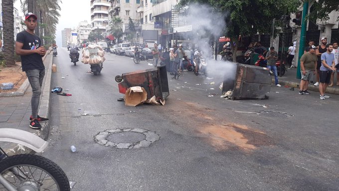 اقفال طريق كورنيش المزرعة عند مسجد عبد الناصر باتجاه البربير بمستوعبات النفايات