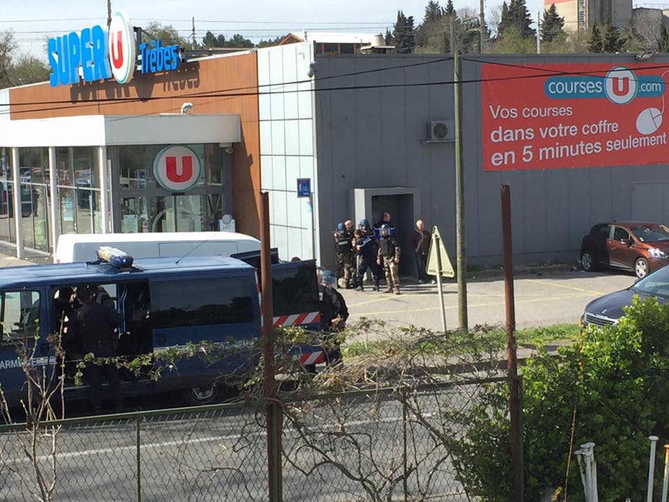 مقتل شخصين في عملية إطلاق النار واحتجاز الرهائن في فرنسا... المهاجم كان يلاحق 4 من رجال الشرطة أثناء ممارستهم الرياضة