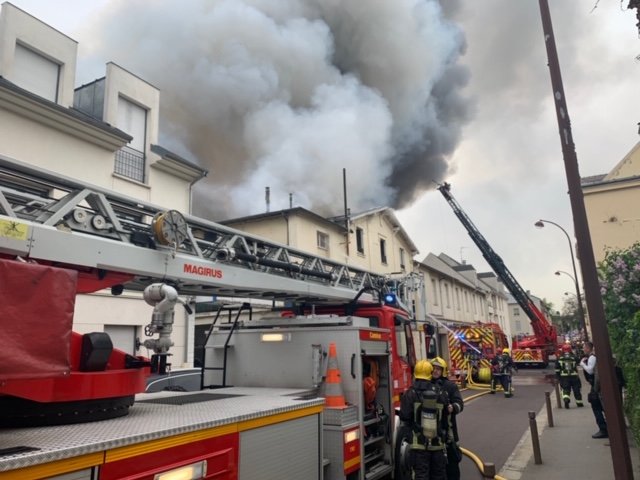 بالفيديو/ سبوتنيك: اندلاع حريق قرب قصر فرساي التاريخي في فرنسا ولم تتضح طبيعته حتى الآن