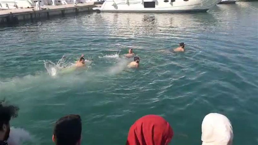 بالفيديو/ المتظاهرون يسبحون في الزيتونة باي