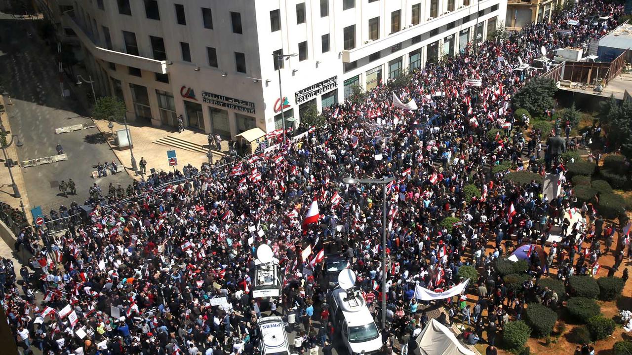 أعداد المتظاهرين في ساحة رياض الصلح وصلت إلى الآلاف وهي إلى ارتفاع