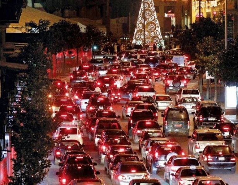 في هذا اليوم الميلادي والعاصف.. زحمةٌ وحوادث على طرقات اللبنانية والحركة ناشطة في الأسواق 