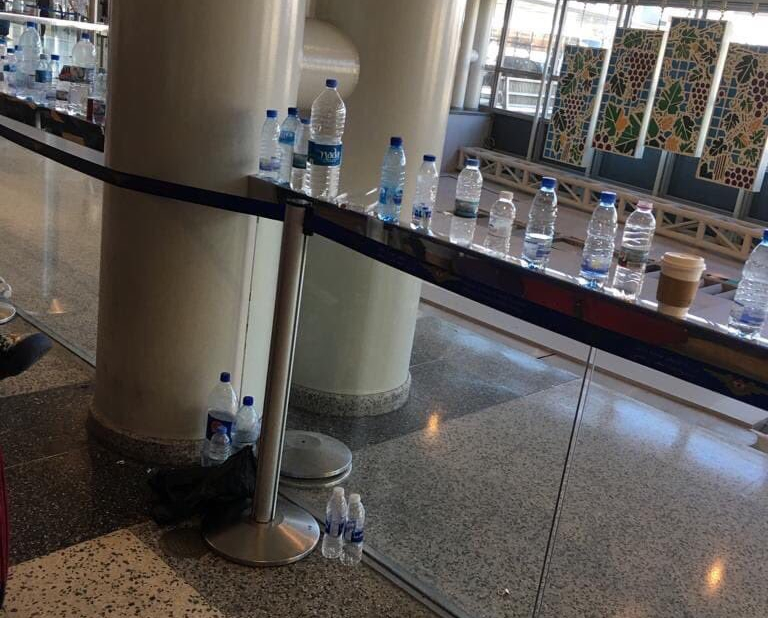صورة من داخل مطار بيروت أثارت غضب رواد التواصل الاجتماعي...&quot;اذا واجهة البلد هيك...لو كل واحد بيضب زبالتو !&quot;