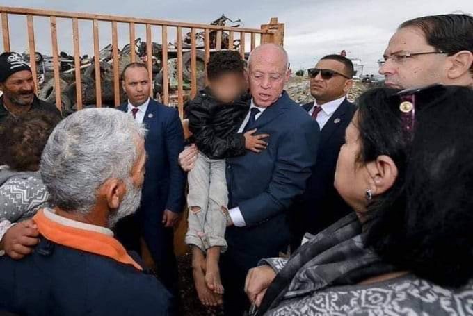 موقف انساني للرئيس التونسي الجديد...لمح أحد الاطفال بجوار مكب للنفايات فأخذه معه للقصر الرئاسي مردداً: &rdquo;إني أخافُ أن أُسألَ عنكَ يوم القيامة&rdquo;