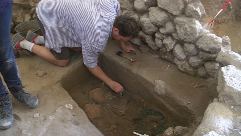 بالصور/ اكتشاف مدفن اثري جديد في &quot;الشاكرية&quot;- صيدا لمحاربين من القرن الـ19 قبل الميلاد!