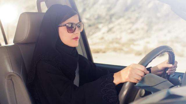 بعد أسبوع واحد من السماح لهن بقيادة السيارات...تعرضت سيارة امرأة سعودية للحرق وتم القبض على الجناة
