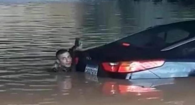 عسكري في الجيش من بلدة لبايا...أنقذ 5 أطفال بعدما علقوا داخل سيارة غمرتها المياه في بيروت