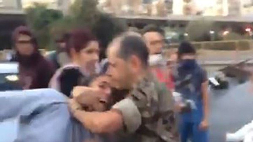 فيديو متداول لعنصر في الجيش اللبناني خارج الخدمة يعتدي بالضرب على امرأة بعدما أصرّ على المرور في منطقة التحويطة 