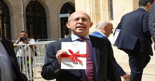 بالصورة/ هديّة ملفوفة بشريط أحمر من آلان عون لجورج عقيص...&quot;الدستور اللبناني&quot;!