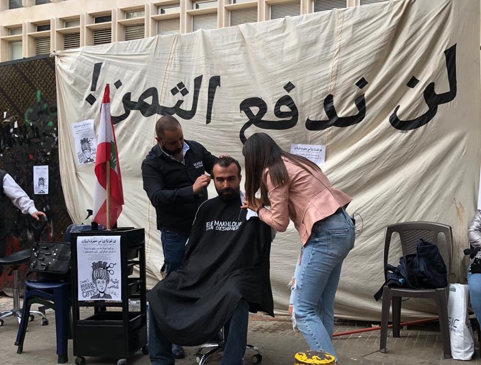 بالصورة/ محتجون يقصون شعرهم أمام مصرف لبنان رفضاً لما يحكى عن الـ &quot;haircut&quot;!
