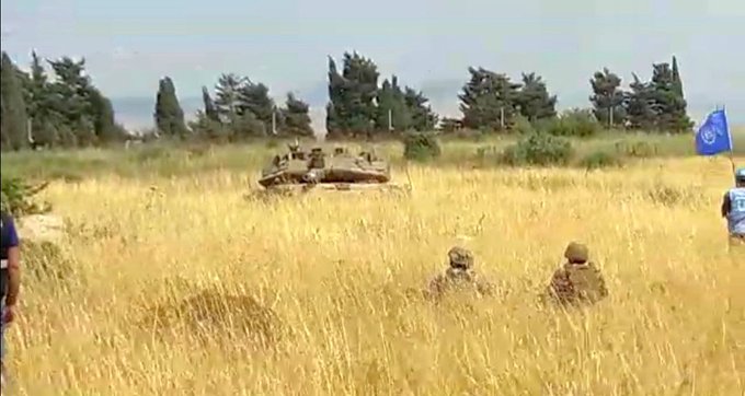 بالفيديو/ جنود الجيش اللبناني وجها لوجه مع دبابة ميركافا &quot;إسرائيلية&quot; في خراج بلدة عديسة