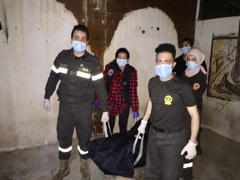 بالصور/ في بئر حسن... نقل رجل سوري جثة الى مستشفى!
