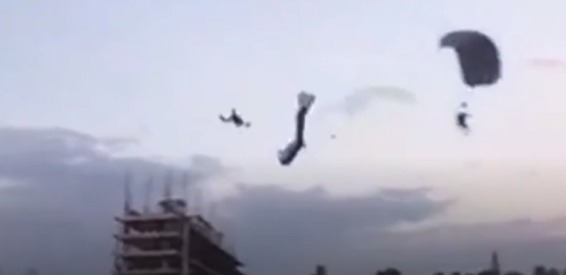 بالفيديو/ حادث غريب...تصادم جوي بين رجل وسيدة في الهواء! 