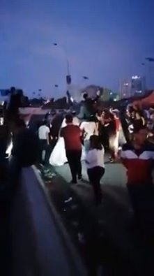 بالفيديو/ العروسان ترجلا من السيارة ليحملا على الاكتاف ويزفا من قبل المواطنين المتظاهرين على أوتستراد البلما في طرابلس