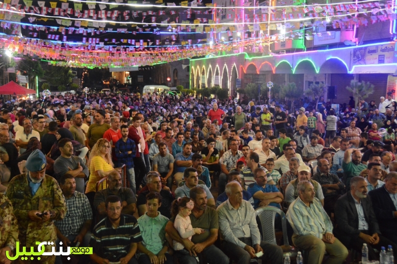 بالصور والفيديو/  بنت جبيل تحتفل بالأسبوع الرابع من مهرجان التسوق...الأستاذ محمد حسن فردوس استيقظ على خبر &quot;مبروك ربحت سيارة&quot;
