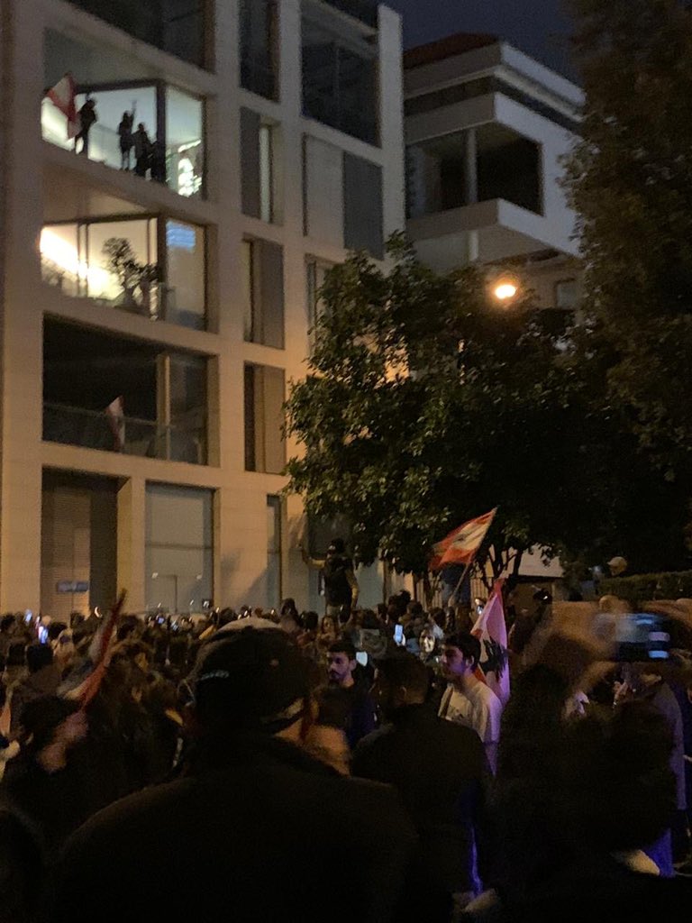  بالفيديو/ متظاهرون تجمعوا أمام أحد مداخل &quot;بيت الوسط&quot;: ما رح ترجع حريري
