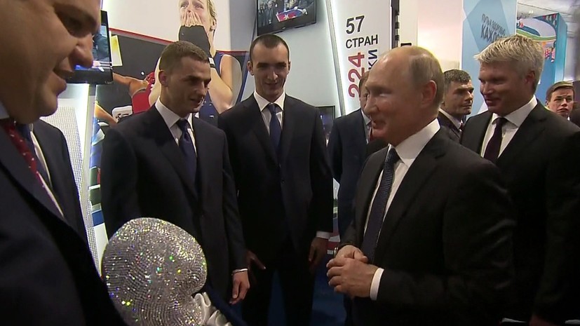 بالفيديو/ الرئيس بوتين يتلقى قفاز ملاكمة من الألماس كهدية...&quot;أول رياضة شاركت فيها هي الملاكمة وكسرت أنفي فيها&quot;