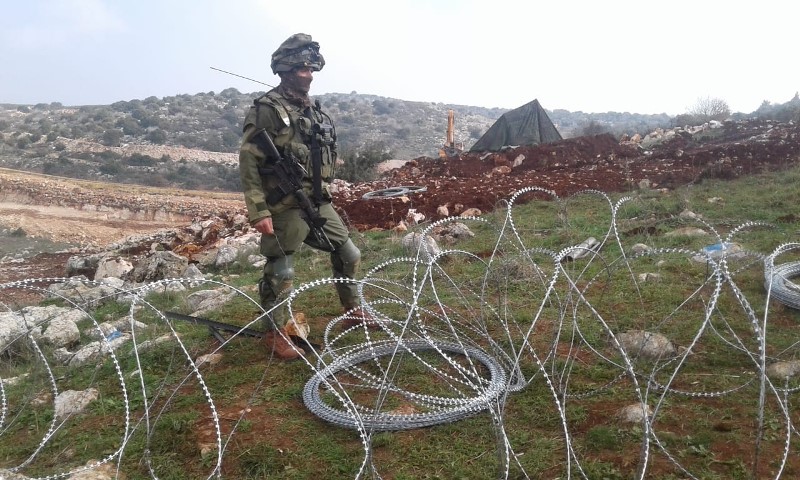 العدو الإسرائيلي يضع سياجاً خارج الخط الأزرق في كروم الشراقي 