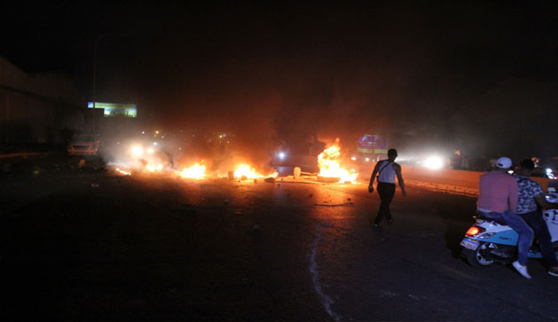 الجيش منع شبانا من قطع الطريق البحرية في طرابلس مستخدمين القنابل المسيلة للدموع لإبعادهم