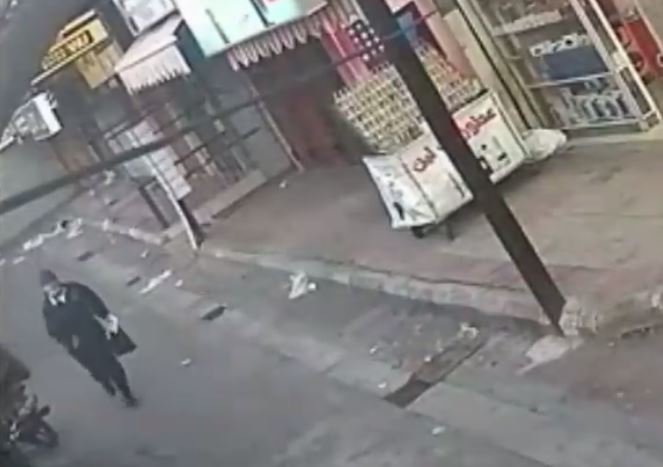 بالفيديو: شاب يحتال على رجل مسنّ ويسرق منه 10،000 دولار!