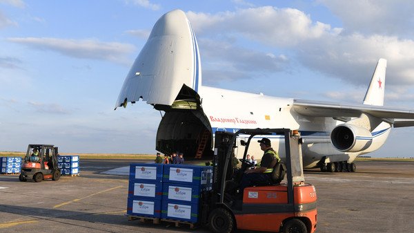 بوتين وماكرون يبحثان تقديم مساعدات إنسانية لسوريا...وطائرة شحن روسية أوصلت 44 طناً من المعونات الإنسانية