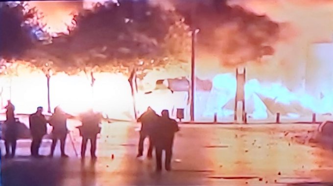 بالفيديو/ القوى الأمنية تحرق خيم المحتجين في منطقة اللعازارية في وسط بيروت 