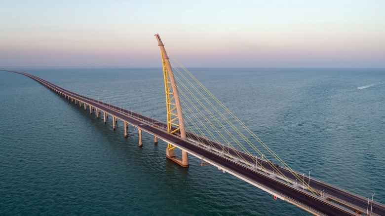 بالصور/ الكويت ستفتتح رابع أطول جسر بحري في العالم...مشروع ضخم سيختصر المسافة التي تقطعها مركبات النقل من 104 إلى 37.5 كيلومتر