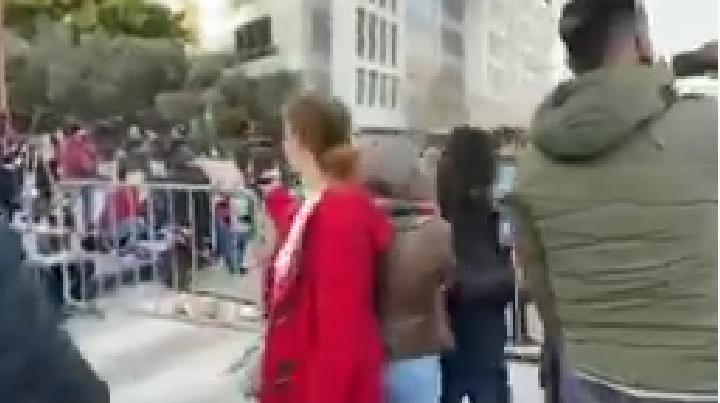 بالفيديو/محتجون يقطعون الطريق أمام جريدة النهار في وسط بيروت بالعوائق الحديدية