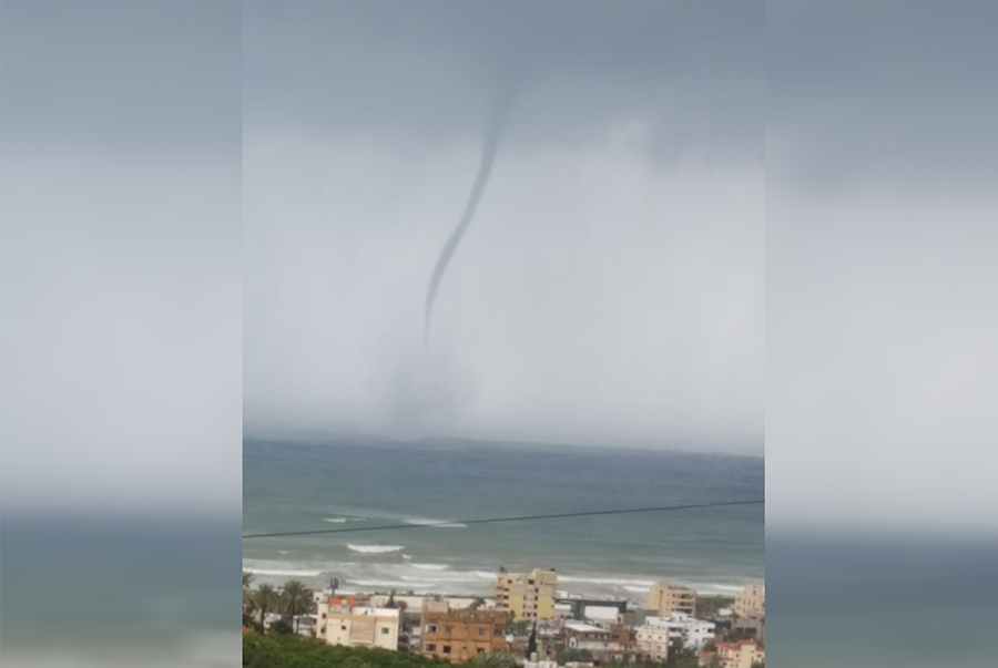 بالفيديو/ العاصفة في صيدا...ظهور شاروق واقتلاع خيمة وطوفان عدد من الشوارع