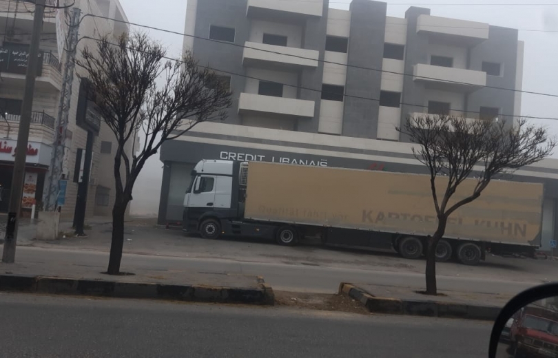 بالصورة/ صاحب مكتب تخليص جمركي وشاحنات نقل خارجي أقفل مدخل مصرف في بر الياس بشاحنة كبيرة احتجاجاً!