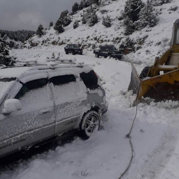 سحب سيارات رباعية الدفع احتجزتها الثلوج على طريق القموعة - الشنبوق في أعالي عكار مع اشتداد العاصفة