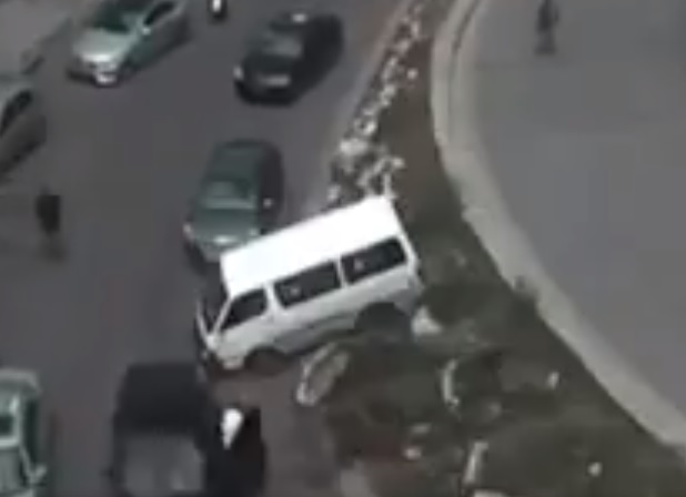بالفيديو/&quot;فان&quot; ينزلق ويجتاح السيارات على تقاطع برج المر