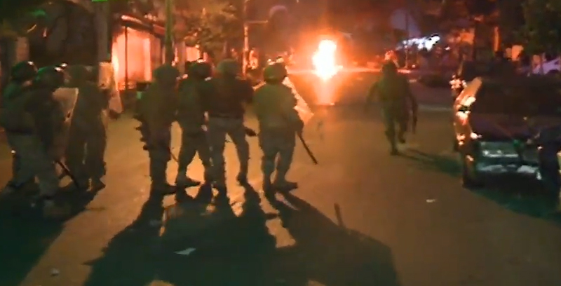 قوات مكافحة الشغب تطلق القنابل المسيلة للدموع على المحتجين في كورنيش المزرعة الذين رموا القوى الأمنية بالحجارة والإطارات المطاطية