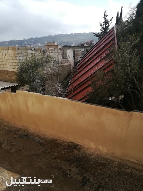 بالصور/ وقوع سقف أحد المنازل في بنت جبيل بسبب الرياح