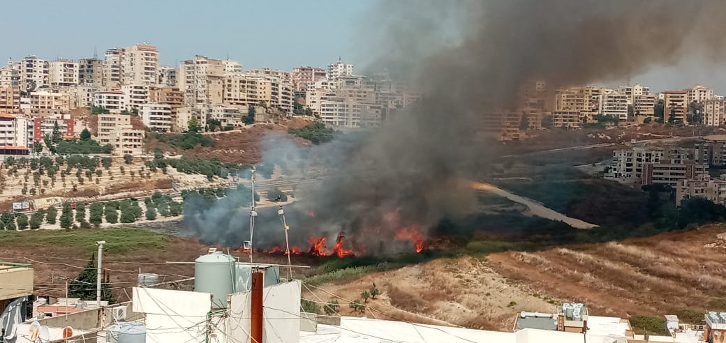 حريق كبير في حارة صيدا في محاذاة اوتوستراد الشماع والدخان يغطي سماء المنطقة