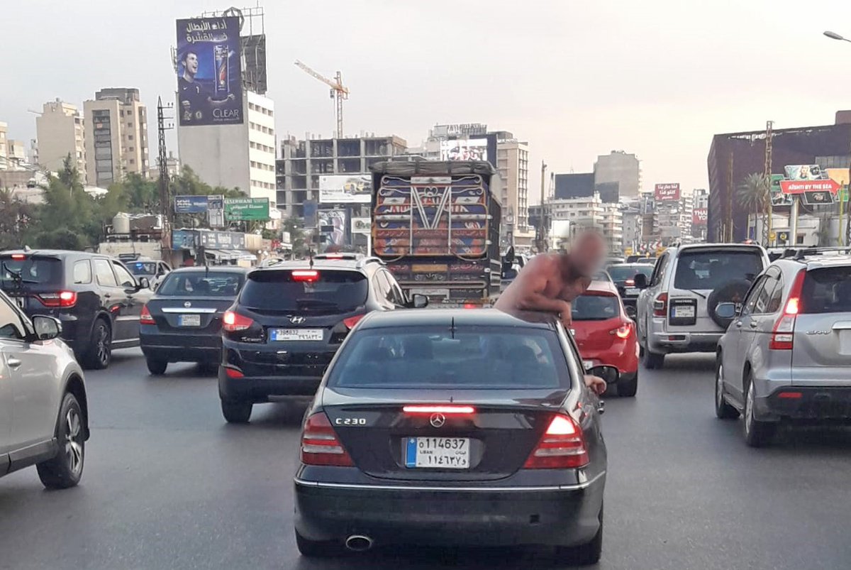 بالصورة - مشهد يستفز المتابعين ... في لبنان نصفه يتدلى خارج السيارة.. 