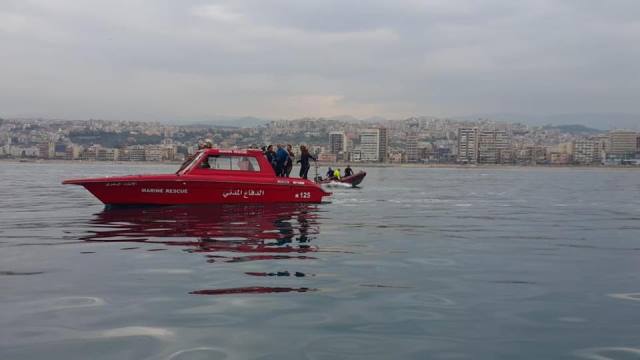 وحدة الإنقاذ البحري في الدفاع المدني تواصل البحث منذ السادسة عن شابين سوريين سحبهما التيار خلال السباحة عند شاطىء الجية