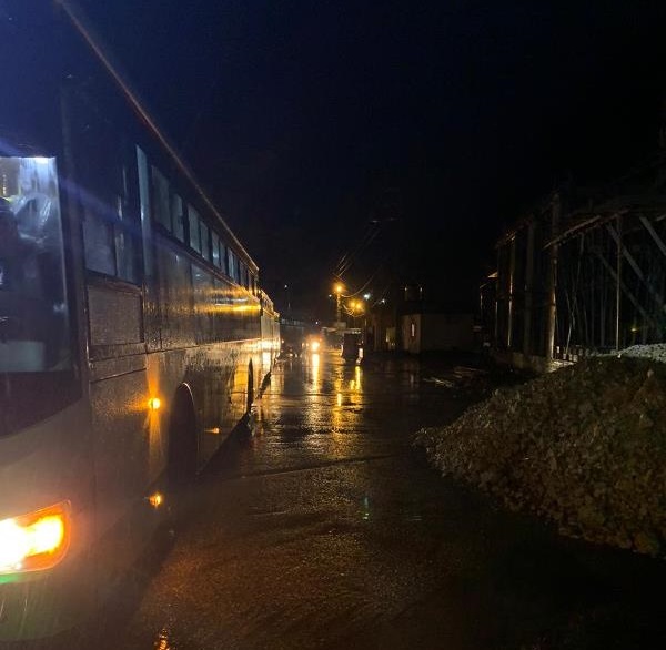 بعد تأخير لساعات بسبب الأحوال الجوية....450 نازحاً سورياً غادروا الى بلدهم مساء اليوم!