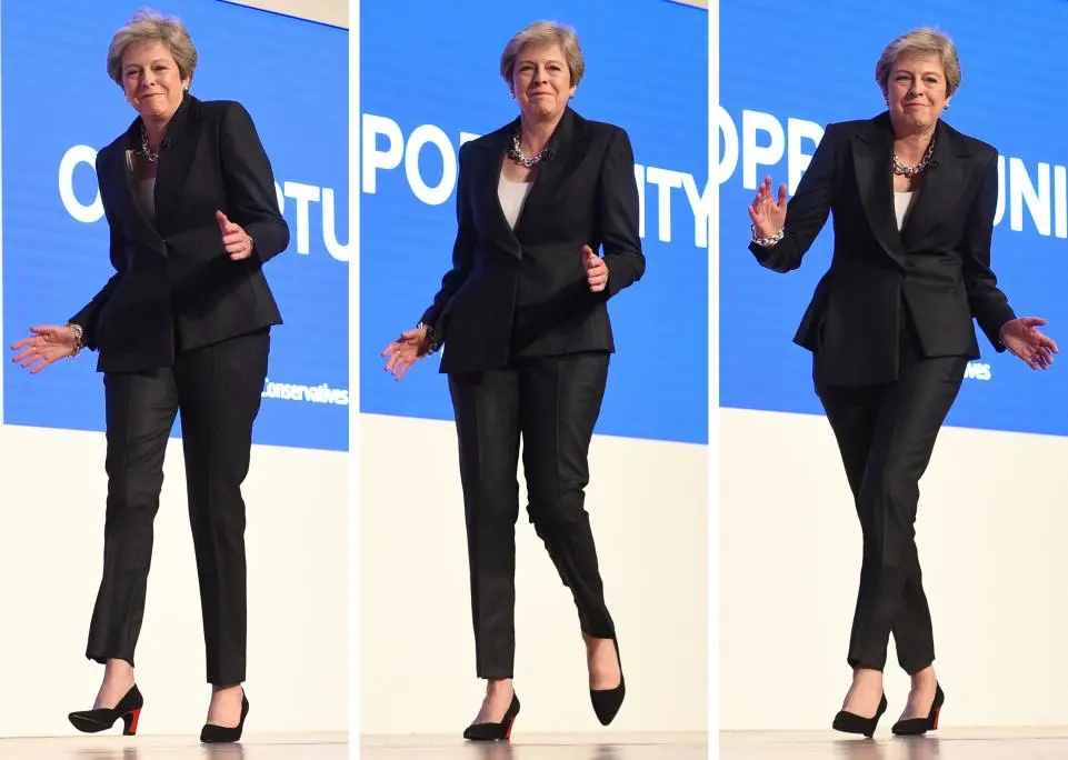 بالفيديو/ رغم طبعها الجاد...رئيسة وزراء بريطانيا &quot;تيريزا ماي&quot; تفاجأ الجميع بالرقص عند صعودها المنصة لالقاء خطاب