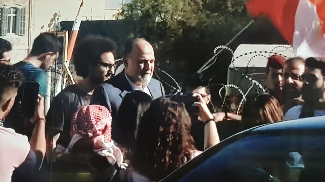 وصول النائب علي عمار إلى المجلس سيراً على الأقدام ومروره أمام المتظاهرين