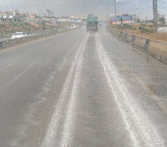 في عز الصيف مناطق لبنانية تشهد تساقطاً للأمطار...على طريق الأوتوستراد الساحلي باتجاه بيروت 