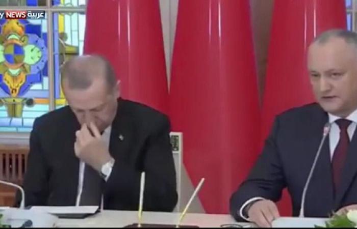 بالفيديو/ أردوغان يستسلم للنوم خلال مؤتمر صحفي رئاسي!