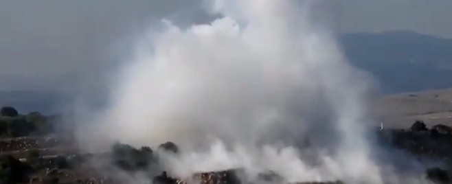 بالفيديو/ جيش الاحتلال الإسرائيلي يطلق قنابل دخانية عند الحدود مع فلسطين المحتلة في منطقة كروم الشراقي في ميس الجبل  